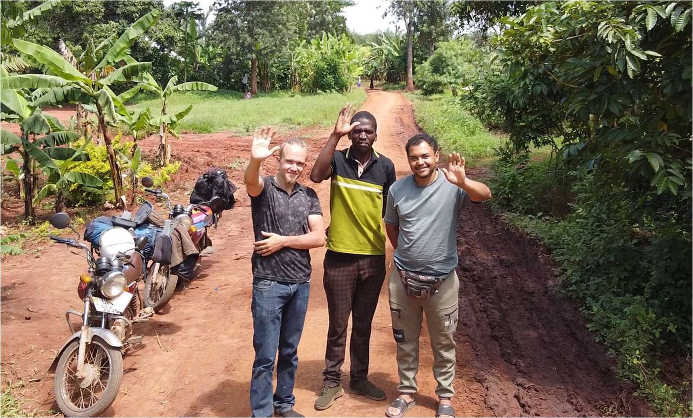Das Projektteam mit Motorrädern auf dem Weg in die Dörfer