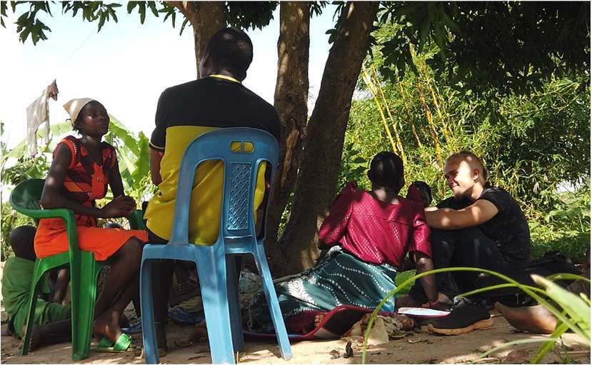 Interview mit einer Familie im Schatten eines Baumes
