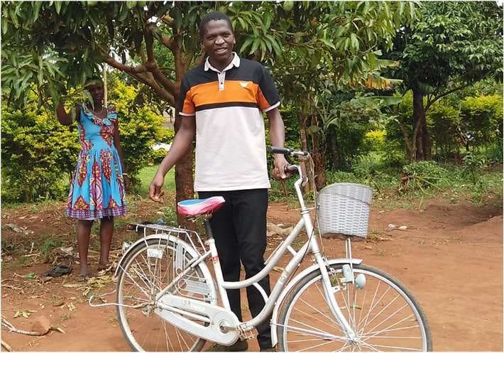Ein Teilnehmer mit Fahrrad vor seinem Grundstück