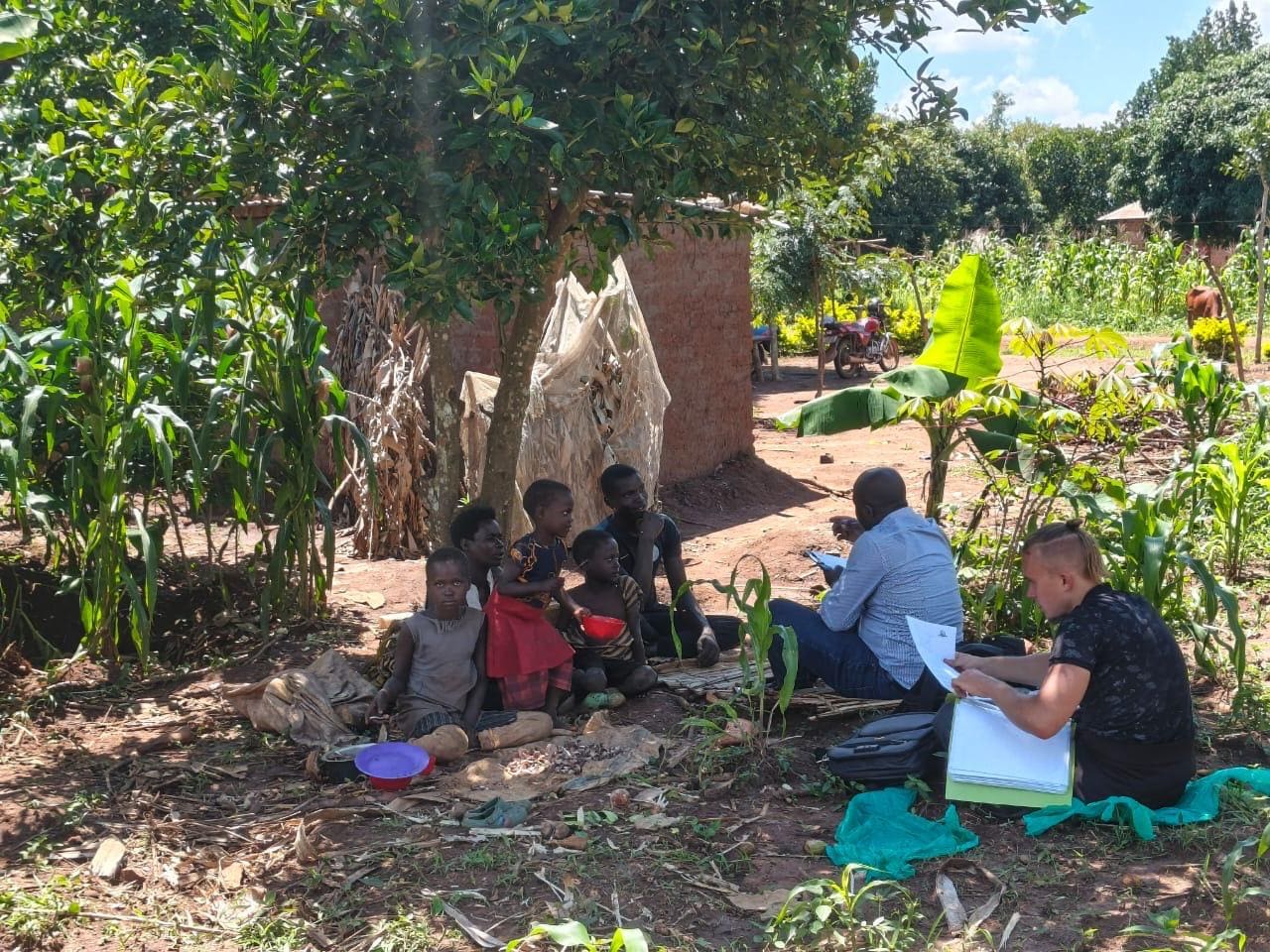 Interview mit einer Familie im Schatten eines Baumes