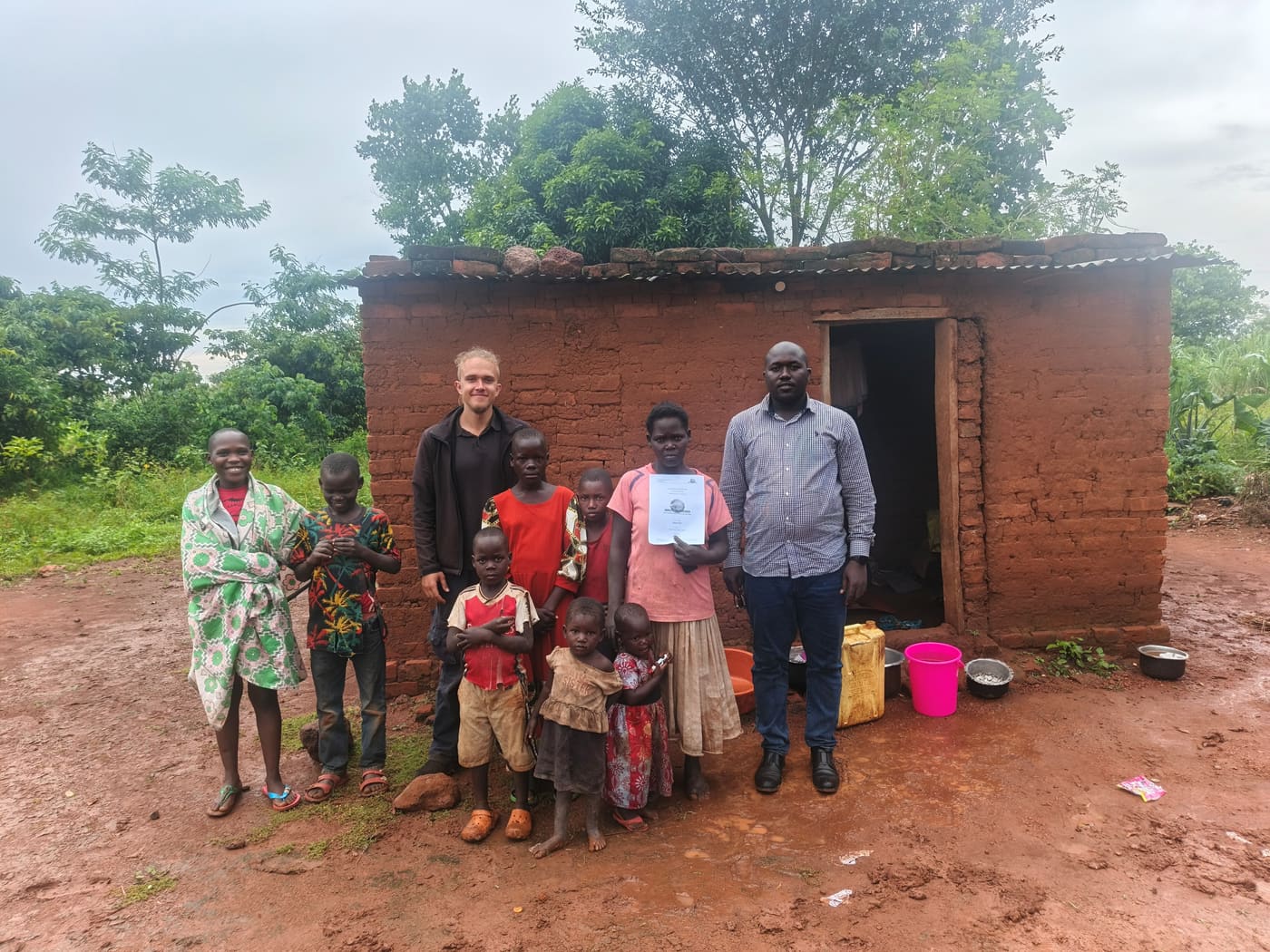 Sarah mit ihrer Familie und dem Projektteam