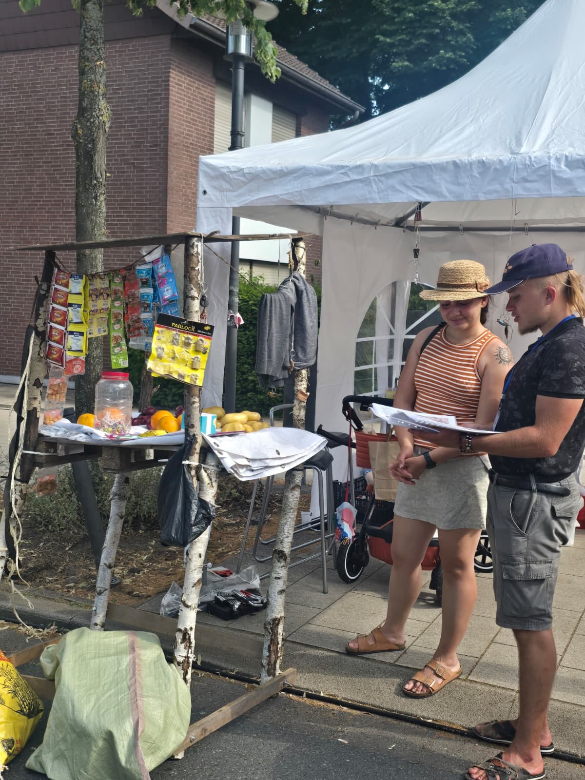 A member of the association explaining the demo shop to a visitor